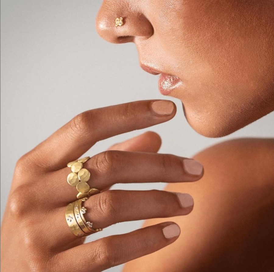 Rings Ananda Khalsa | Wide Hammered Dot Band